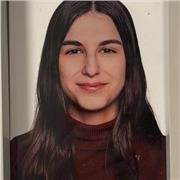 Soy Mar, tengo paciencia y ganas de enseñar. He terminado Bachillerato y quiero dar clases a niños de primaria o primeros cursos.